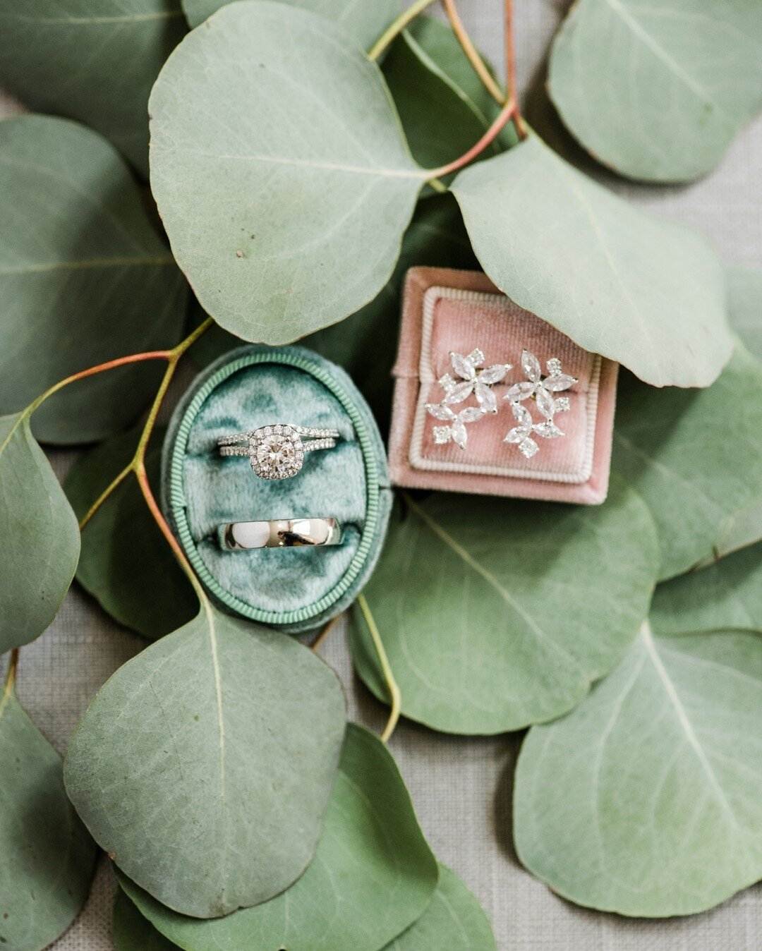 Have we mentioned... we love the details!?? 😍😍😍⠀⠀⠀⠀⠀⠀⠀⠀⠀
📸: @alyonaphotography⠀⠀⠀⠀⠀⠀⠀⠀⠀
.⠀⠀⠀⠀⠀⠀⠀⠀⠀
.⠀⠀⠀⠀⠀⠀⠀⠀⠀
.⠀⠀⠀⠀⠀⠀⠀⠀⠀
#pinelandplace #wedding #charlestonwedding #weddinginspo #weddingvenue #weddingday #charlestonweddingvenues #charlestonevents