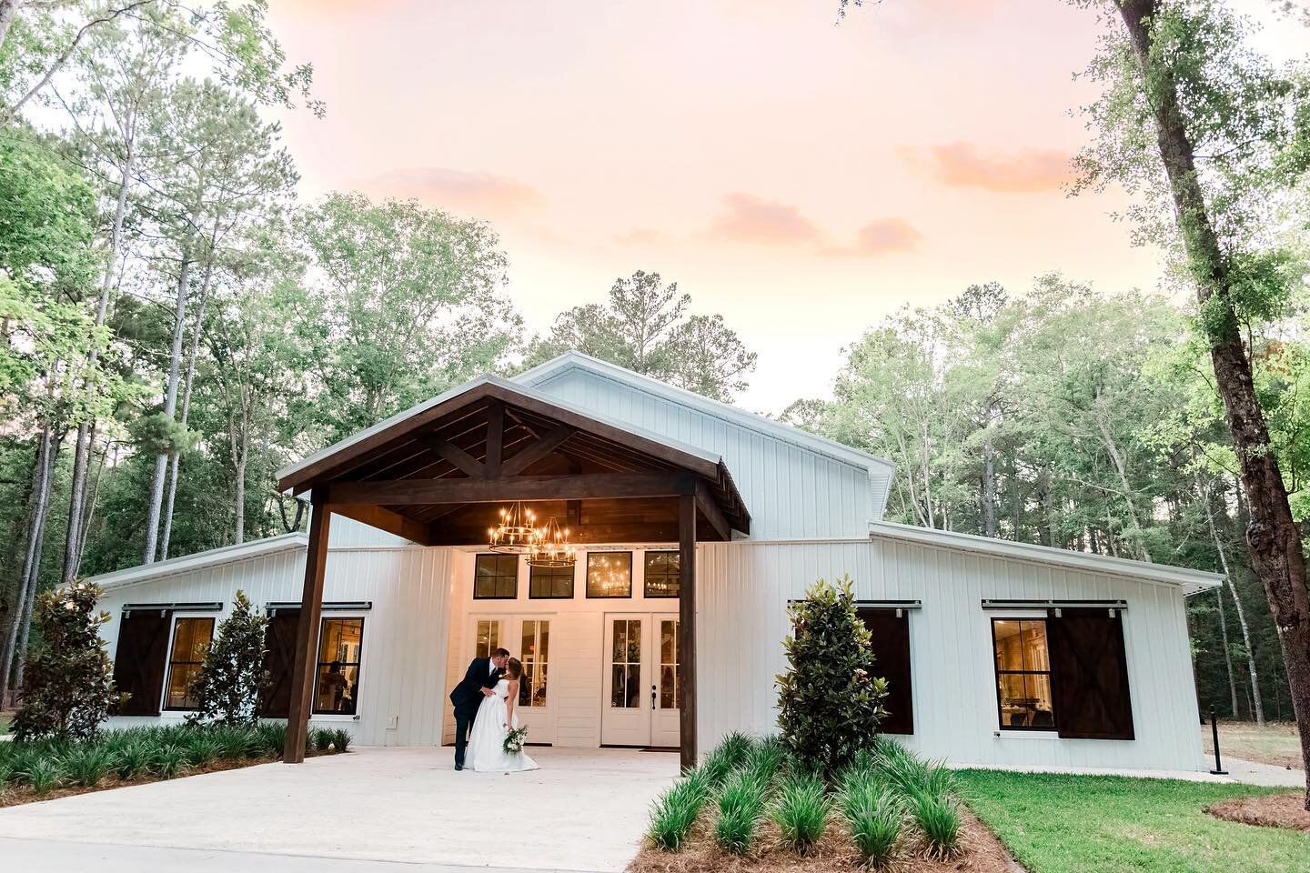 Rainy mornings always make the best sunsets! 🌧✨

📸: @southerntidephoto 
.
.
.

#pinelandplace #wedding #charlestonwedding #weddinginspo #weddingvenue #weddingday #charlestonweddingvenues #charlestonevents #event