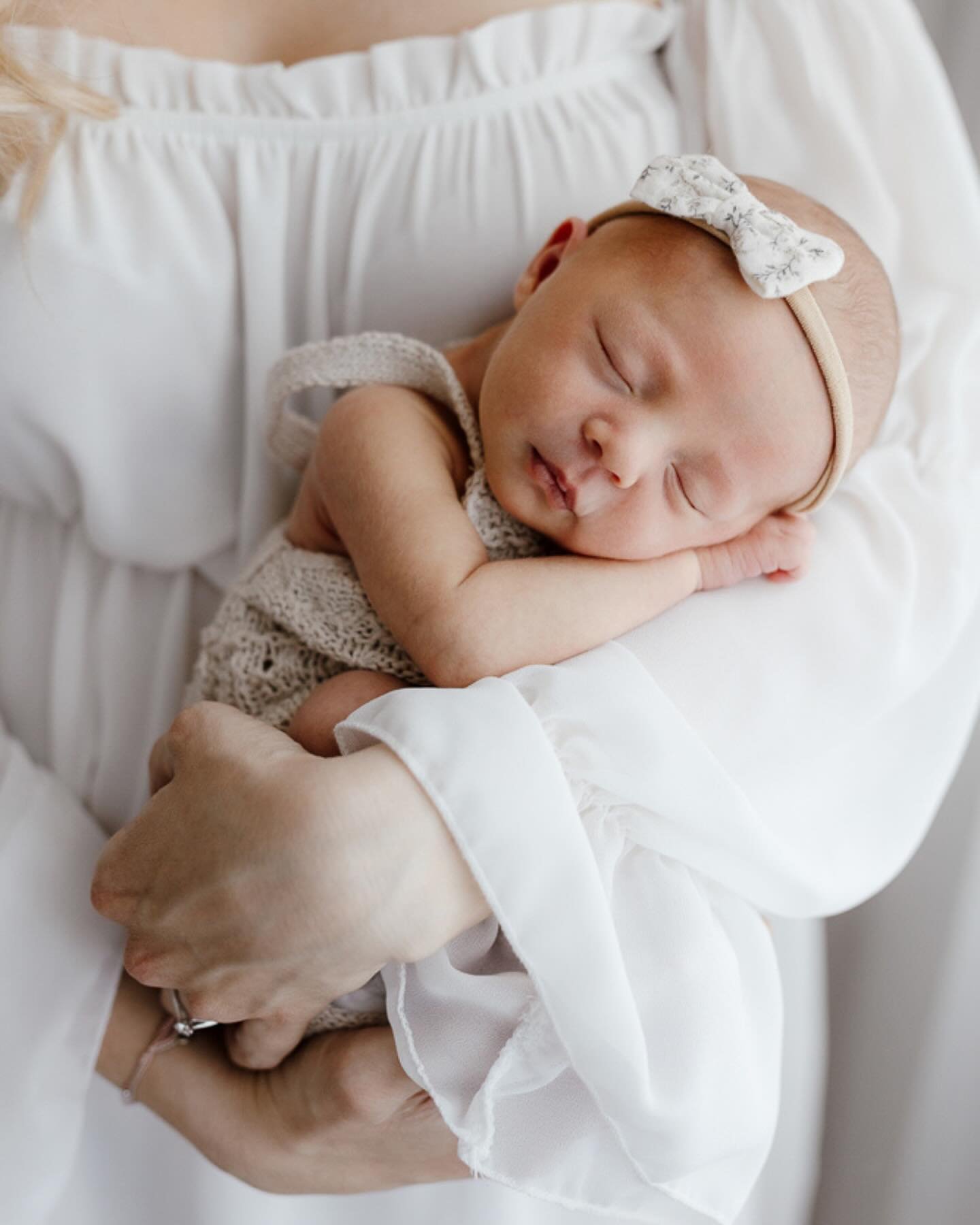 Ein Moment der Verbundenheit, der f&uuml;r immer bleibt. ❤️❤️❤️
Hast du auch so ein Foto mir deinem Baby? 😍

Make-up: @katja_hofer_makeup_artist 

#HoldMeTight #MotherAndChild #Love #FamilyPhotoTips #MotherhoodMoments #NewbornPhotography #BondingMom