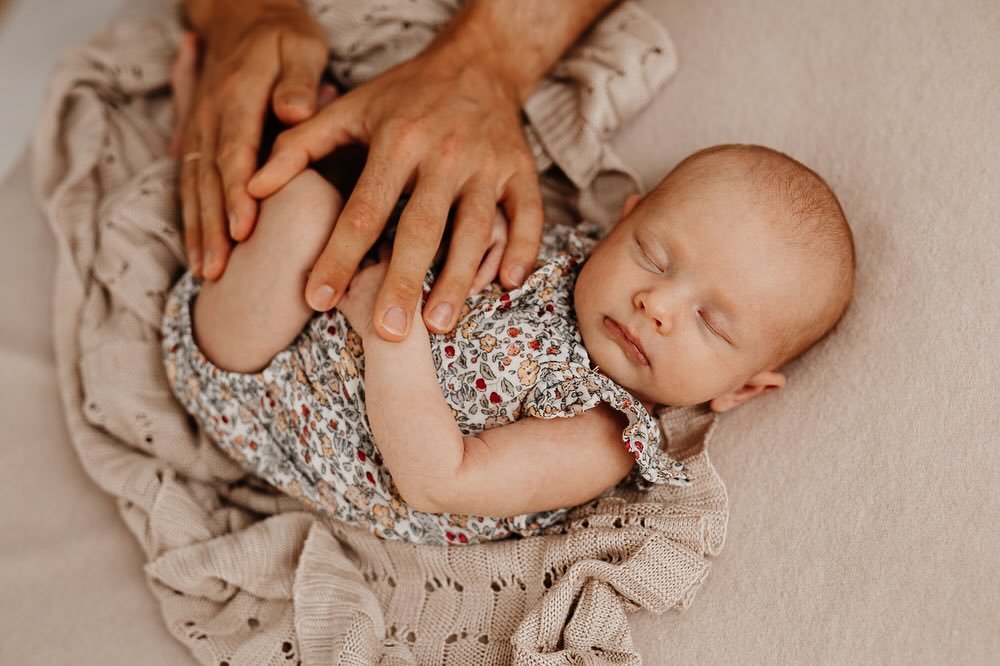 Mit diesem wundersch&ouml;nen Baby w&uuml;nsche ich euch einen tollen Freitag! ❤️
Ich bin dieses Wochenende flei&szlig;ig am Arbeiten, damit eure Bilder p&uuml;nktlich zu Weihnachten fertig sind und alle Fotob&uuml;cher rechtzeitig bestellt werden k&