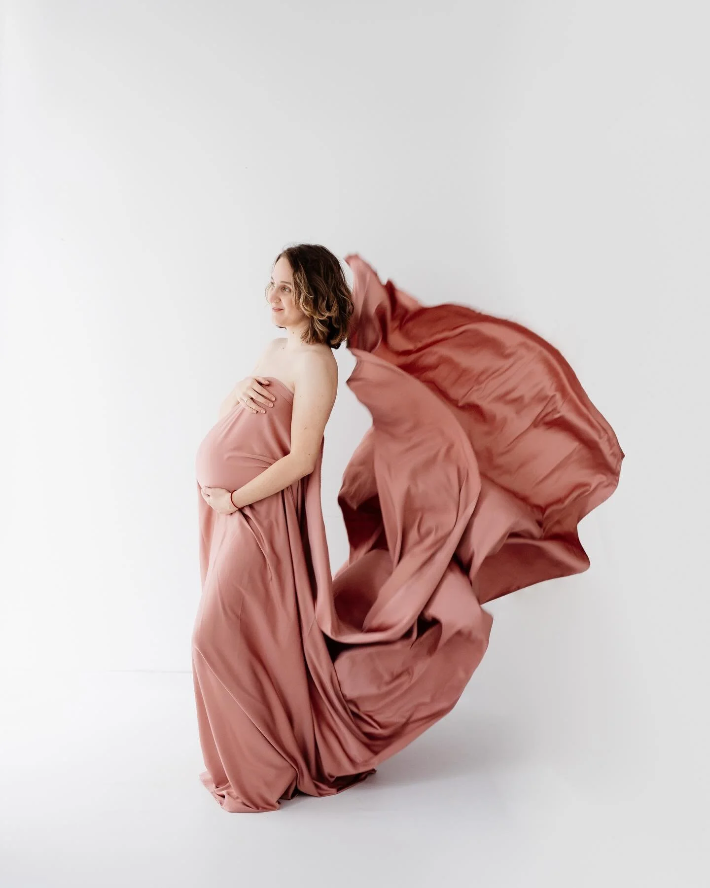 Leichtigkeit. ✨

#babybauch #zeitlos #innemomente #wienfotografin