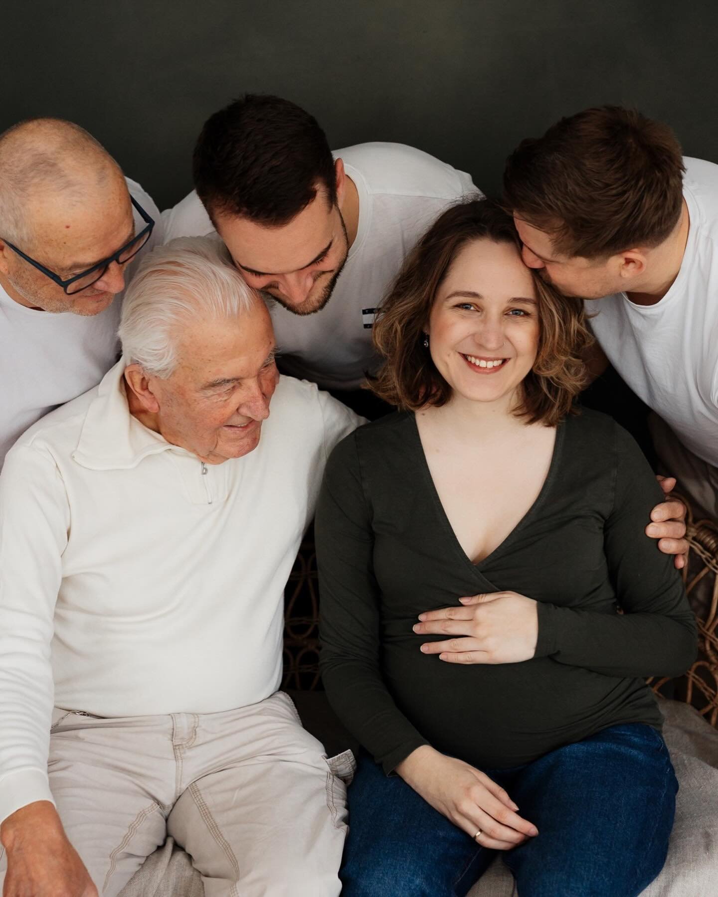 Vier M&auml;nner.
Eine werdende Mama.
Vier Generationen.
Ein Moment, der bleibt. 💫

Dieses Bild ist f&uuml;r mich besonders &ndash;
weil der Opa nicht nur Teil dieser Familie ist,
sondern auch mein Fotokollege. Es war mir gro&szlig;e Ehre, Andy! 🙏❤