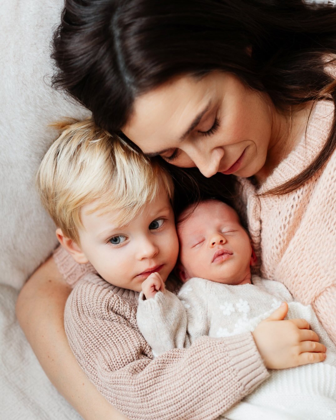 Ein gro&szlig;er Bruder.
Eine kleine Schwester.
Und eine Mama, die beide im Arm h&auml;lt. 💫

Neugeborenen-Sessions finden in den ersten 7 &ndash; 21 Tagen statt.

#neugeborenenfotografie
#geschwisterliebe
#familymoments
#babygl&uuml;ck
#familienfot