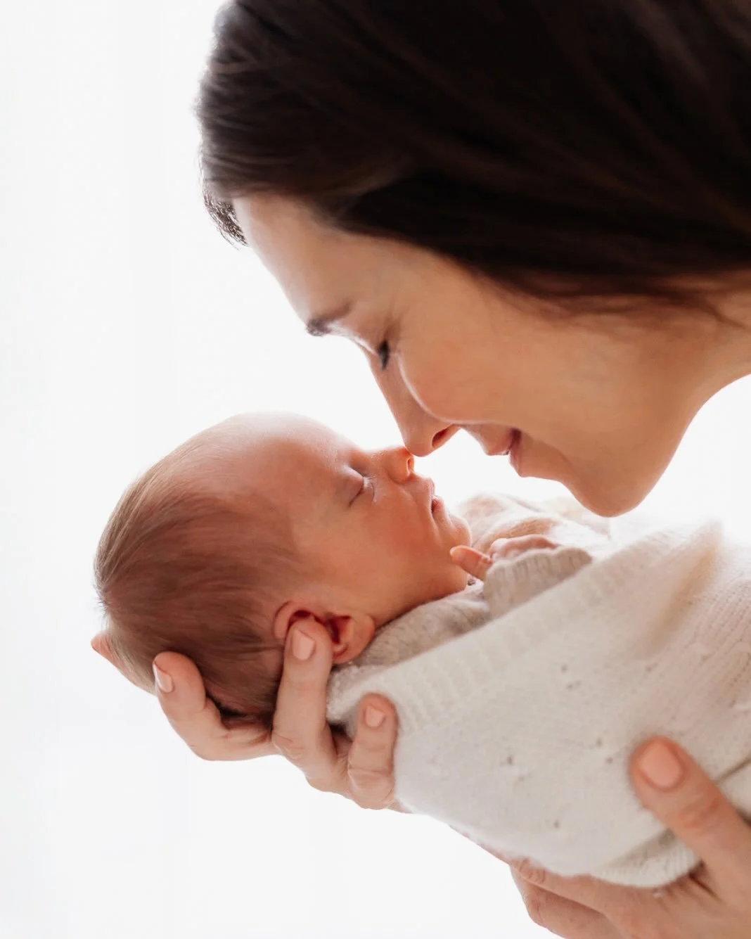 Mama &amp; ihre kleine Tochter.
Mehr Liebe passt in keinen Moment. 💫

#mamaundtochter
#babygl&uuml;ck
#newbornliebe
#mamamomente
#babymaedchen