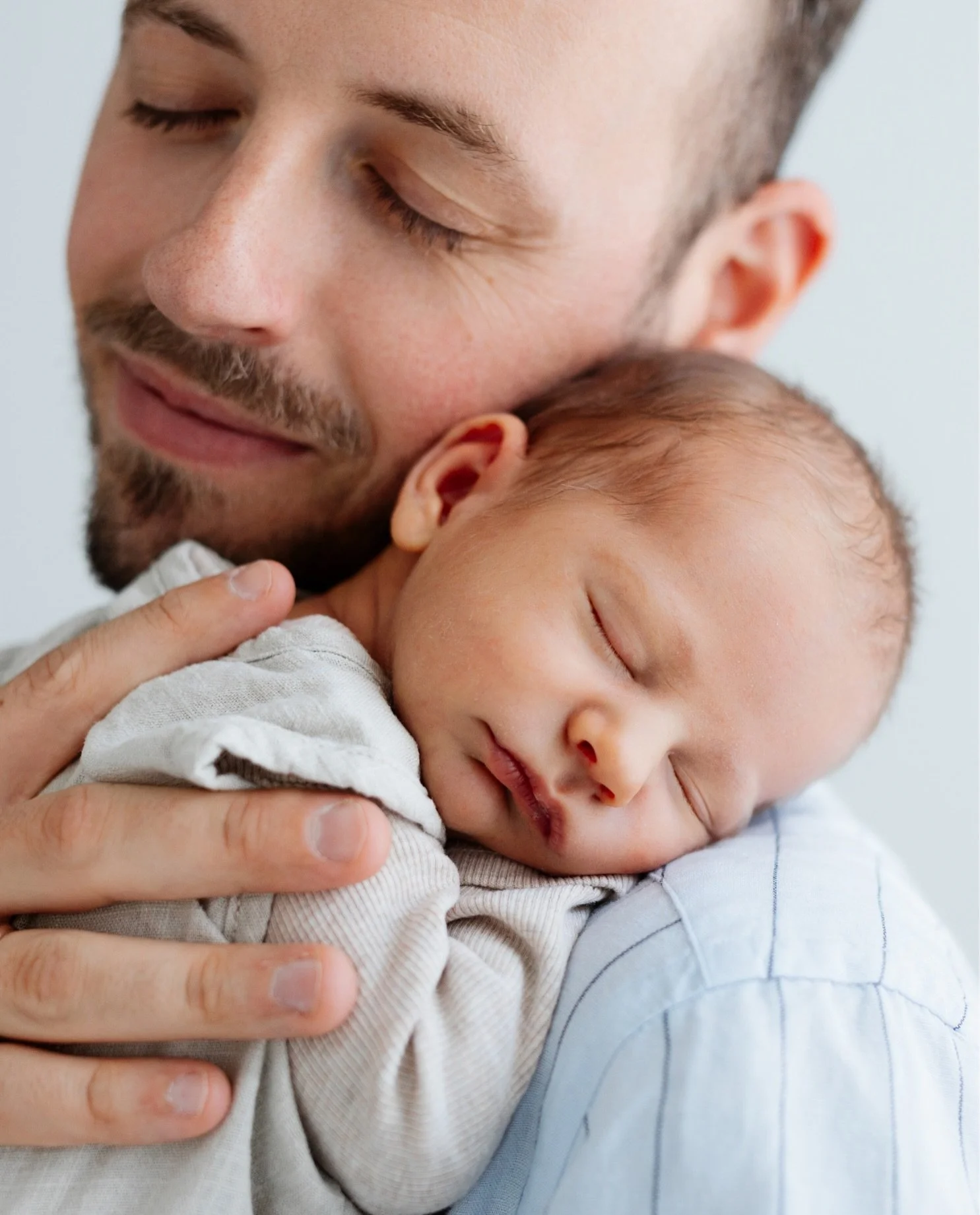 Pure Geborgenheit, tiefe Liebe und der unendlich sanfte Anfang eines neuen Kapitels.

Zeiten verfliegen. Erinnerungen bleiben. ✨

#neugeborenenfotografie #babyfotografinwien #zeitloseerinnerungen #purundecht #familienfotografie