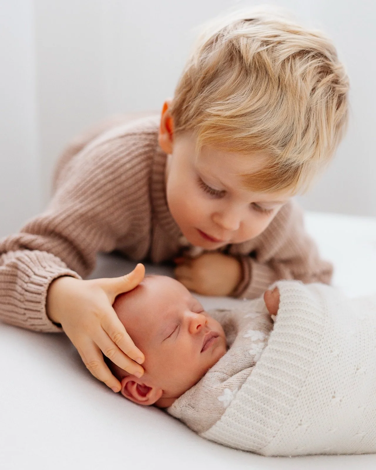 Wir verlangen oft so viel von den Kleinen. Dabei passiert das Magischste immer dann, wenn wir sie einfach machen lassen. Keine Regeln, kein Erwartungsdruck &ndash; nur echte Geschwisterliebe. Auch wenn diese Liebe nicht immer so ausschaut, wie wir si