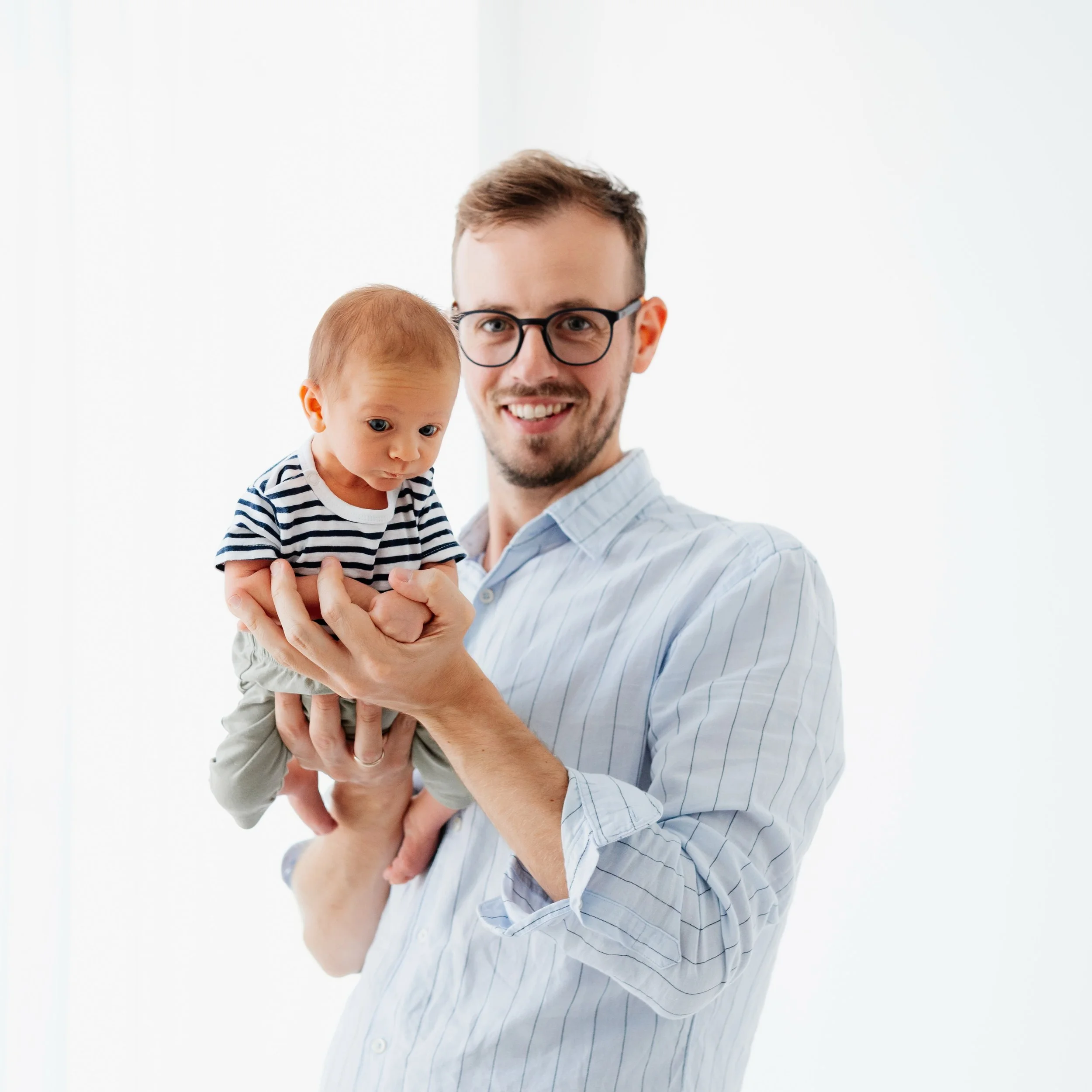 Ein letzter Blick, bevor es nach Hause geht. 🤍
Papa hebt sein kleines Wunder hoch &ndash; und dieser Blick sagt einfach alles. 😃

Und kurz davor: ganz nah, ganz geborgen, gehalten von den H&auml;nden von Mama und Papa.
Genau diese kleinen Momente b