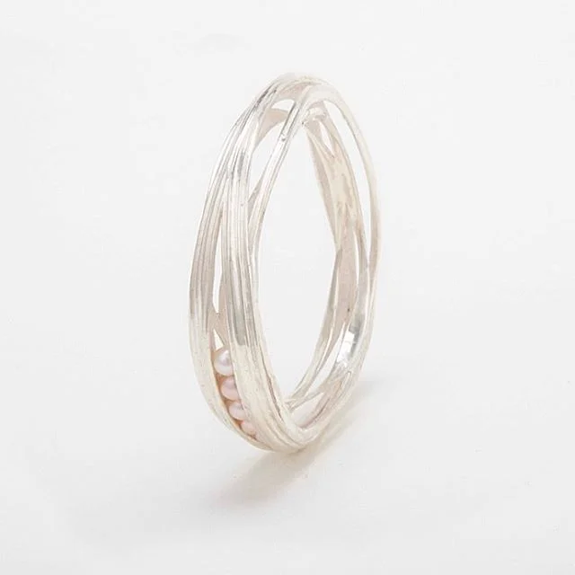 This elegant sterling silver bangle has entrapped salt water pearls that are able to roll around the interior 🤗✨ One of my favorite pieces!
.
.
.
#silver #jewelrydesigner #finejewelry #kineticjewelry #pearls #form2 #contemporaryjewelry  #artjewelry 