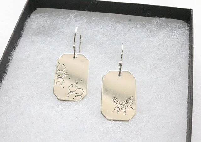 Cutest custom made Honeybee themed earrings! Electrolytic etched silver 🐝 .
.
.
#photoetching #jewelry #jewelrydesigner #electrolyticetching #silverearrings #beejewelry