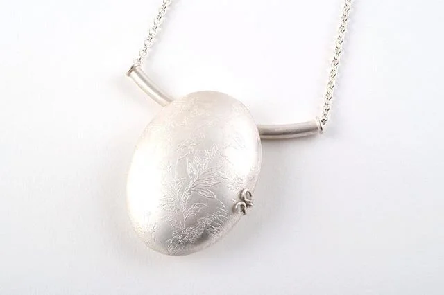 Electrolytic etched locket 🌿 Silver and tourmaline gem stone .
.
.
.#jewelry  #jewelrydesigner #contemporaryjewelry #silver #tourmaline #locket #etchedsilver