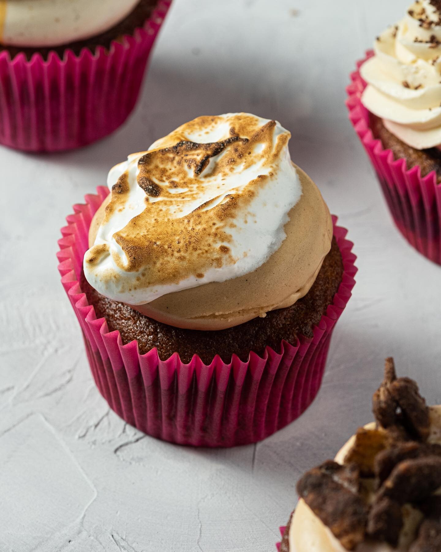 wintry weather ❄️ calls for hazelnut s&rsquo;more cupcakes 🧁 @sugargoatsweets (piping hot coffee not shown) #galdophoto