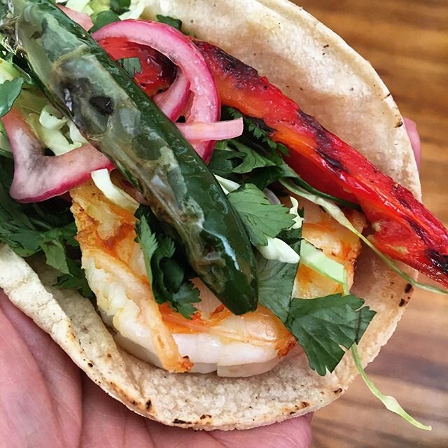Grilled shrimp tacos with charred Serrano and red bell peppers, guacamole, pickled red onions, garnished with cabbage and cilantro... wish you were here! 😋🍤🌮 Shrimp shipped from @pier46seafood #supportsmallbusiness #foodporn #seafood #dinner #stay