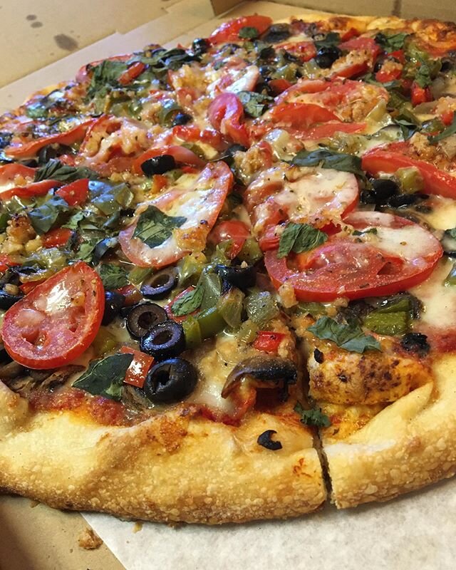 Getting our pizza fix... veggie special with fresh basil and garlic 😋🍕#pizza #foodporn #getinmybelly #takeout #supportsmallbusiness #losfeliz #palermopizza #familyowned #nofilter