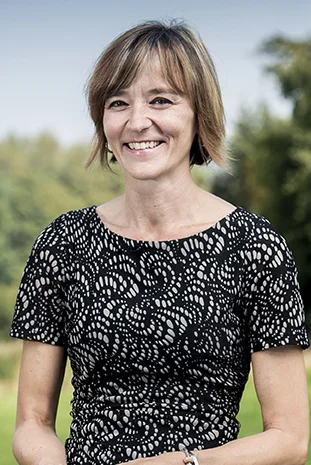 Lesley Giles.jpg