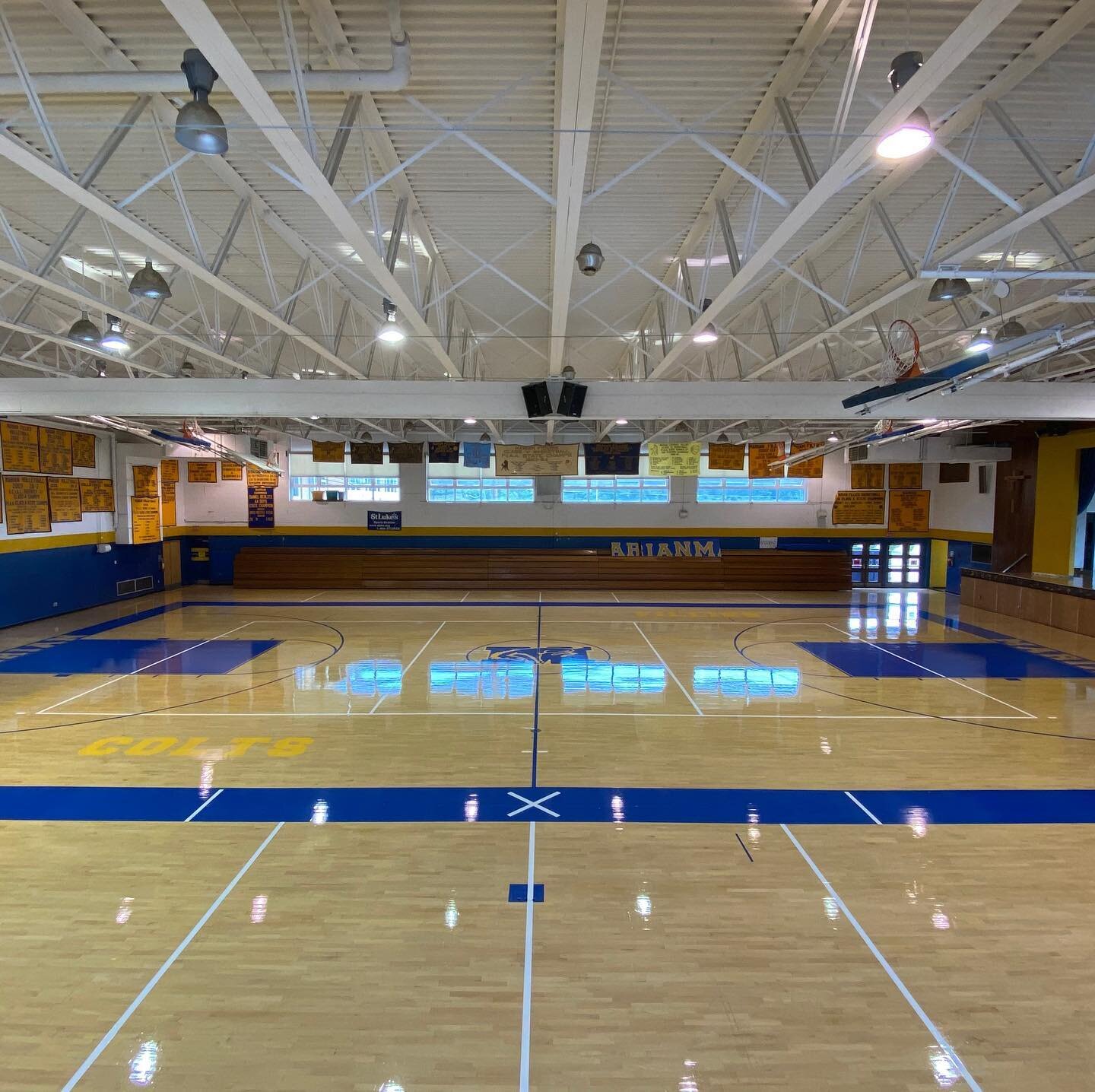 Fresh paint and recoat at Marian Catholic 
#gymfloor #sherwinwilliams #basketballcourt #poloplaz #gymnasium