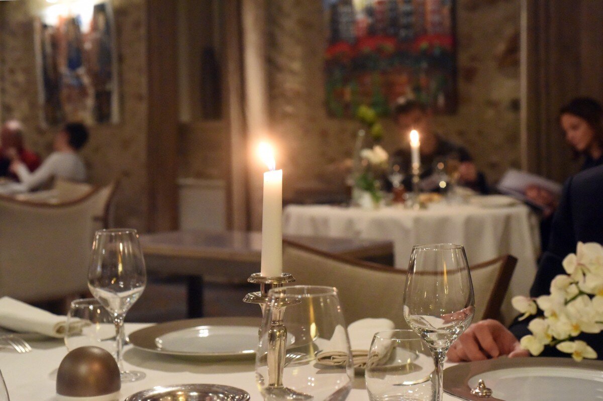 restaurant_table_light_candle_elegant.jpg