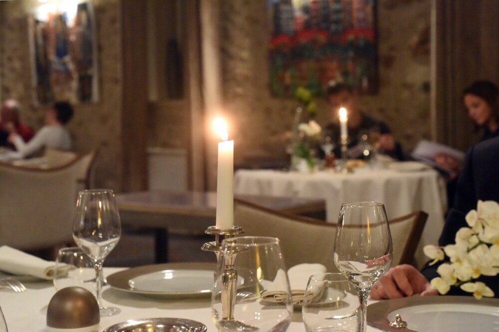 restaurant_table_light_candle_elegant.jpg
