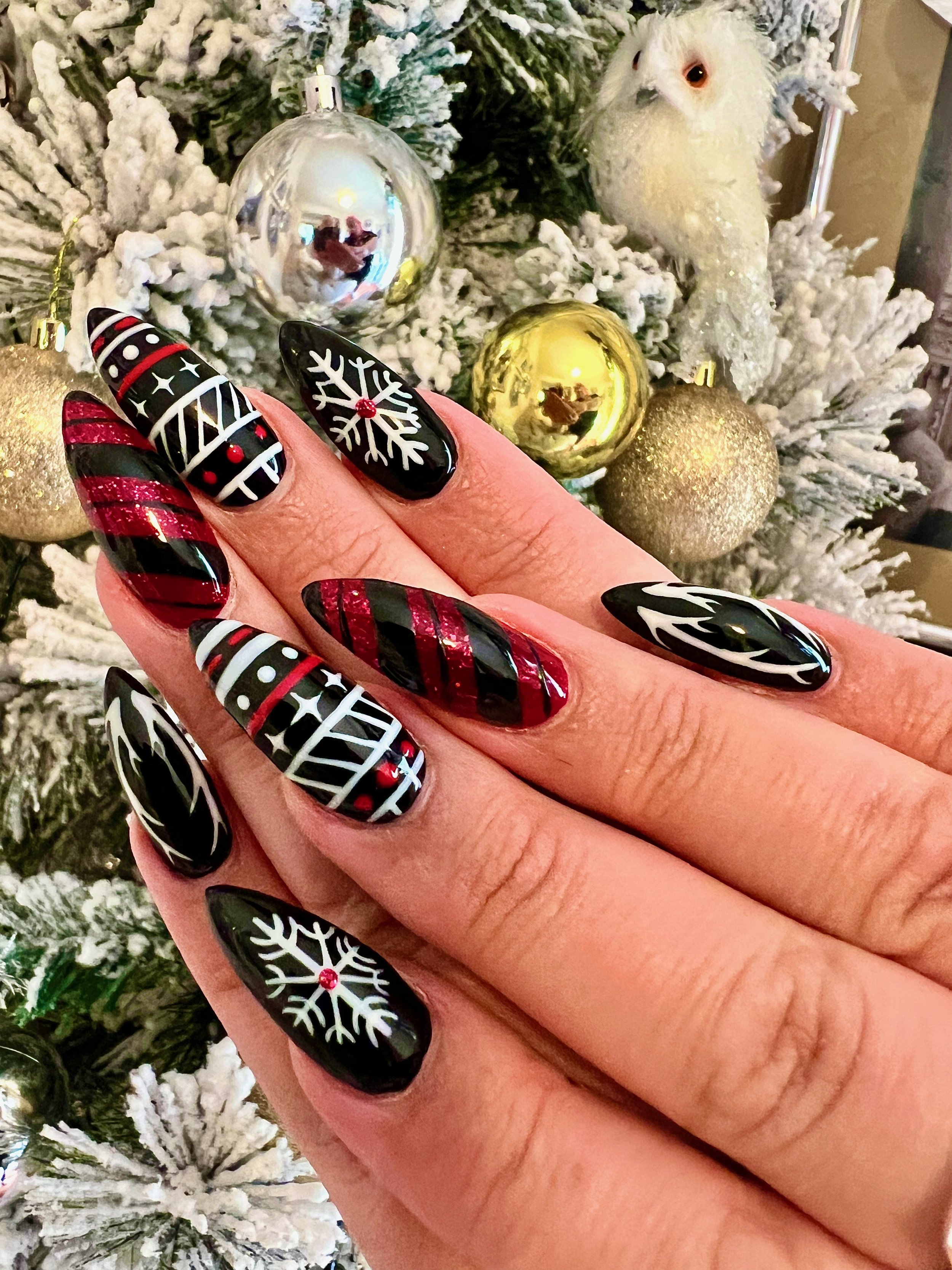 77 Outstanding Christmas Nail Designs to Celebrate This Year | Stylish  Belles | Shiny nails designs, Red christmas nails, Winter nails acrylic