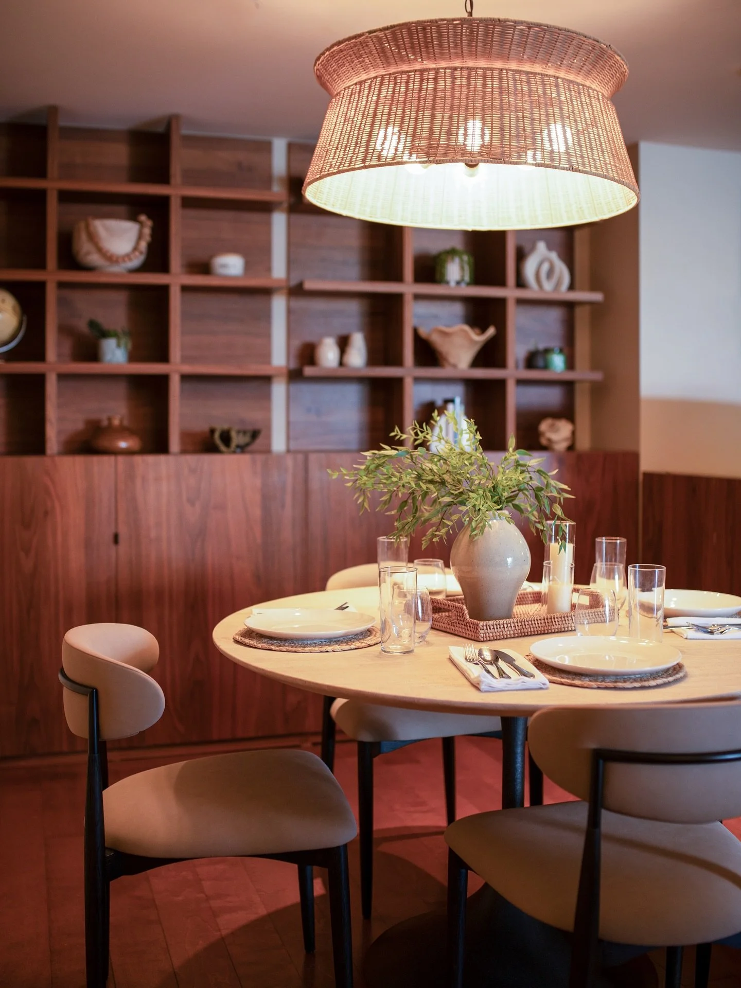 A table that feels inviting before the first course is ever served. Warm textures, soft light, and thoughtful details set the tone.

#yourhomemyoasis