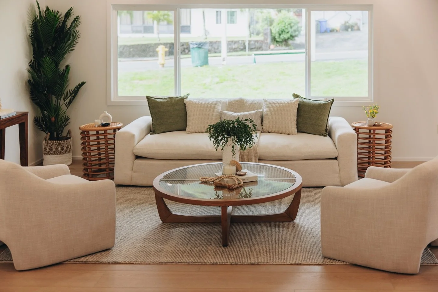 First impressions happen fast, and living rooms do a lot of the heavy lifting. They can set the tone for the entire home.

What&rsquo;s the first thing you notice first in a living room? 👀

#yourhomemyoasis #hawaiirealestate #oahurealestate #homesta