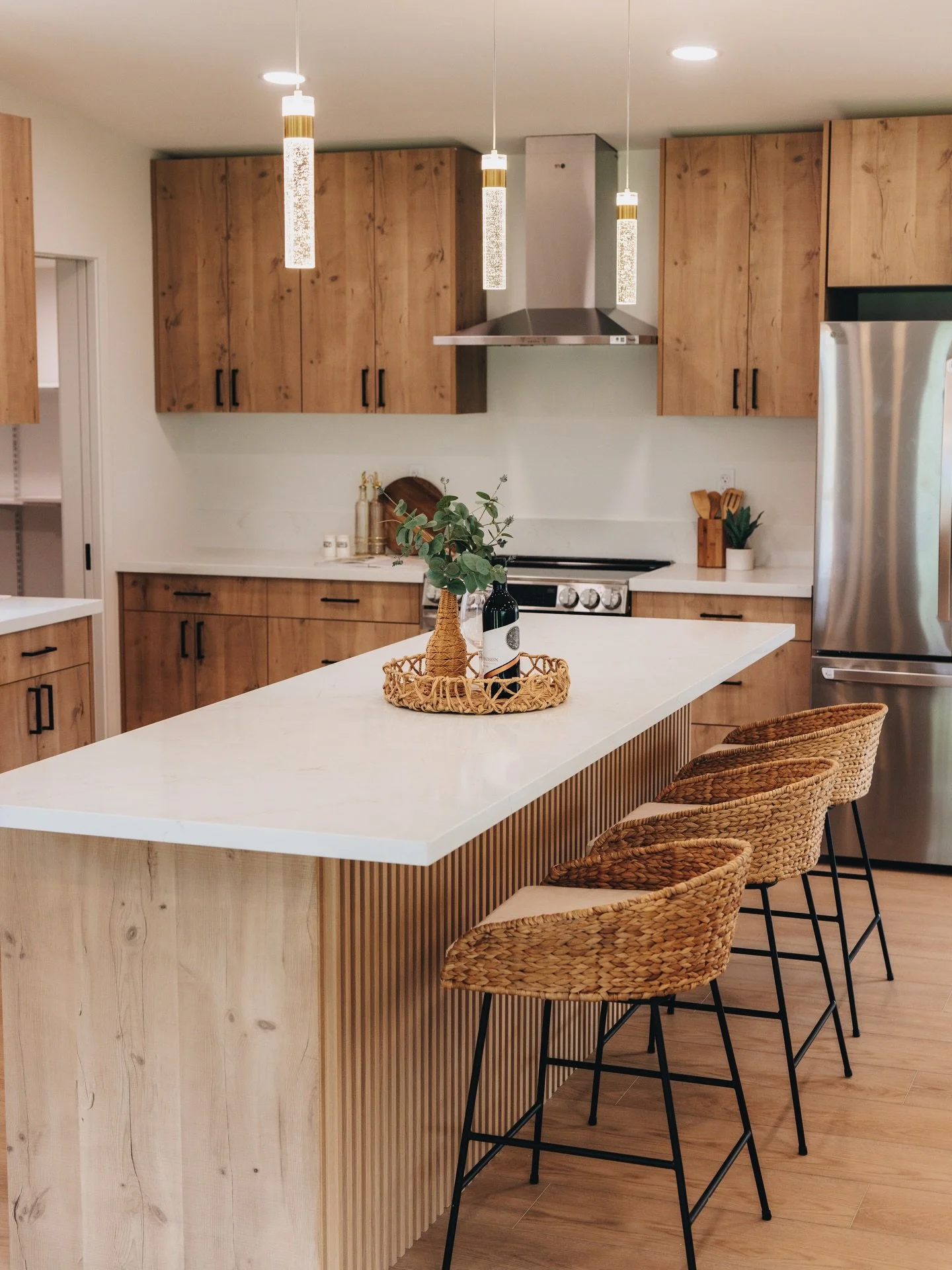 Buyers are gravitating toward natural materials.
Wood, wicker, and organic textures signal comfort, approachability, and effortless living.

In island homes, these elements reinforce authenticity and help buyers emotionally connect from the first sho