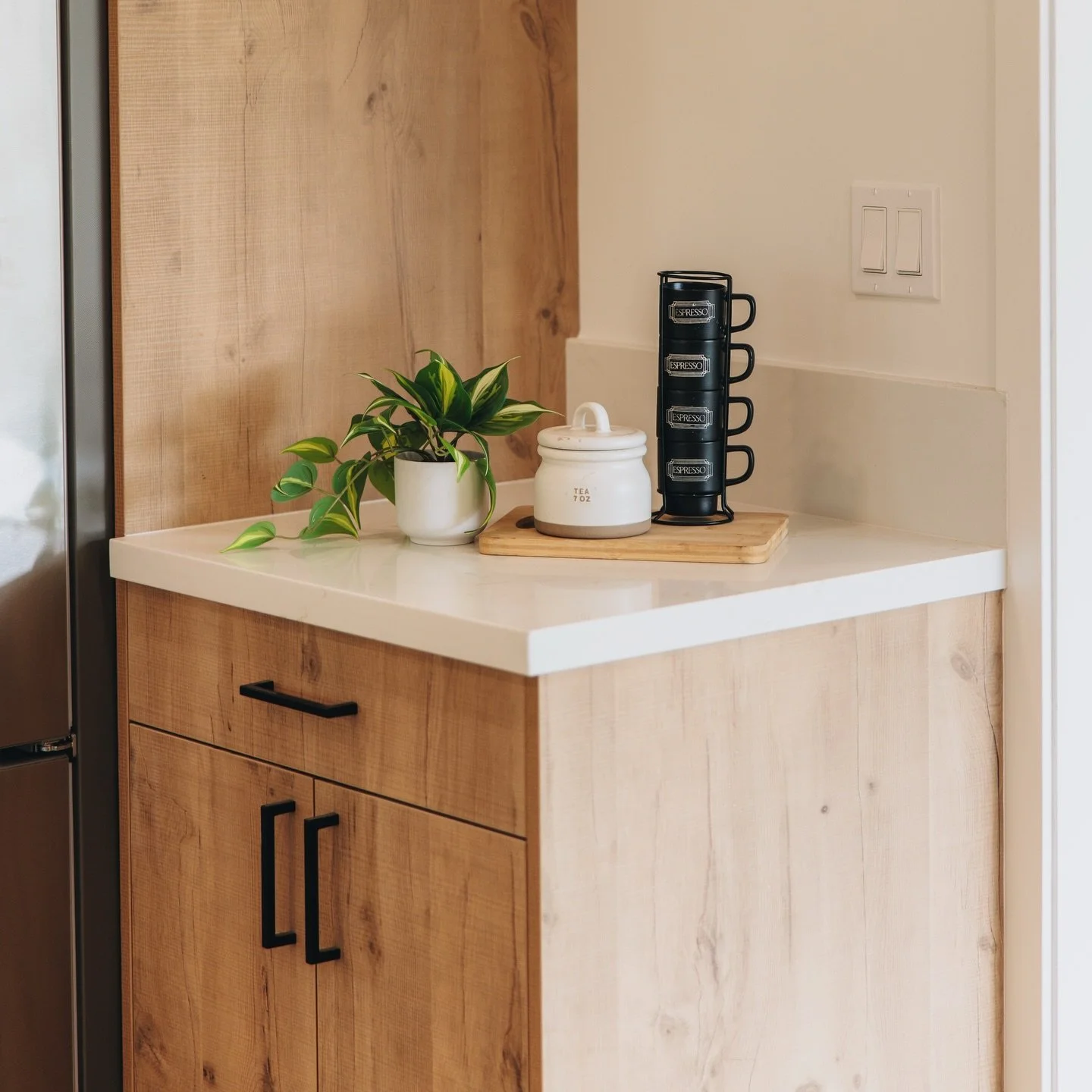 Buyers don&rsquo;t just look at rooms.
They look for how a home will work for their life.

Functional moments like coffee bars help unused spaces feel intentional and valuable.

#yourhomemyoasis #hawaiirealestate #homestaging #homestagingworks #coffe