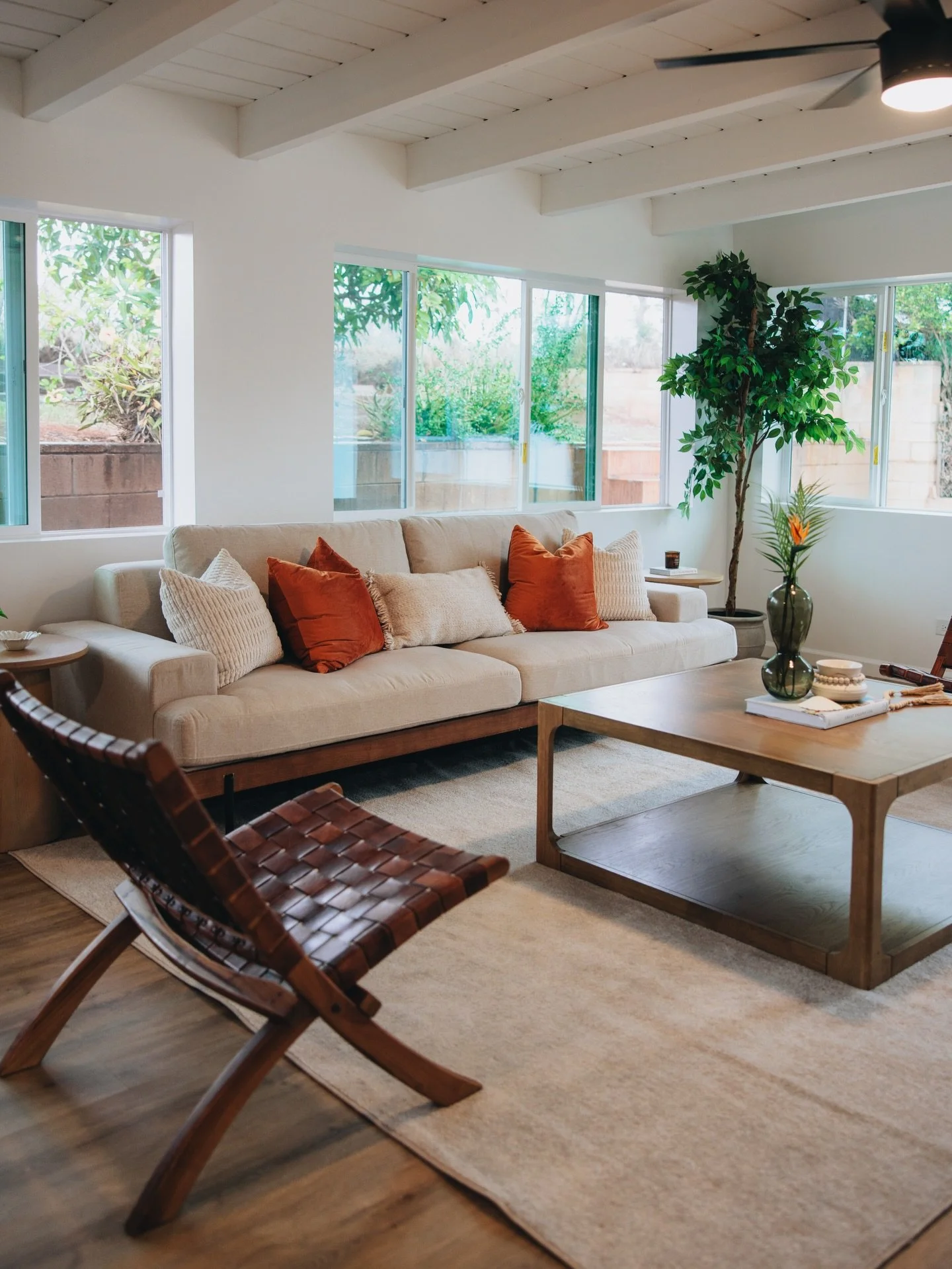 How it&rsquo;s going vs. how it started.

Thoughtful staging literally brings your space into a vibrant world of color and design.

#yourhomemyoasis #hawaiirealestate #homestaging