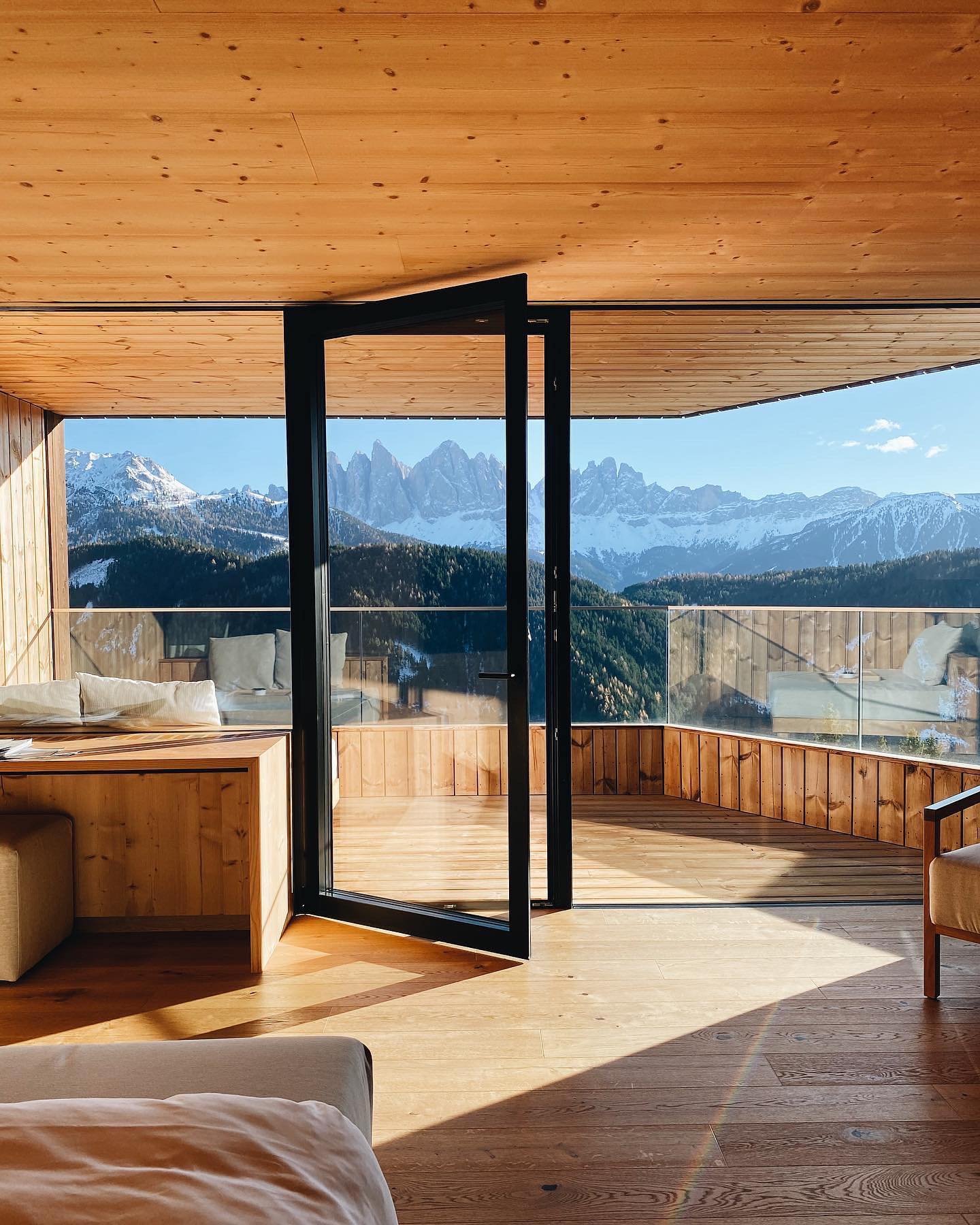 Good design, spatial aesthetics, amazing hospitality, wonderful views.