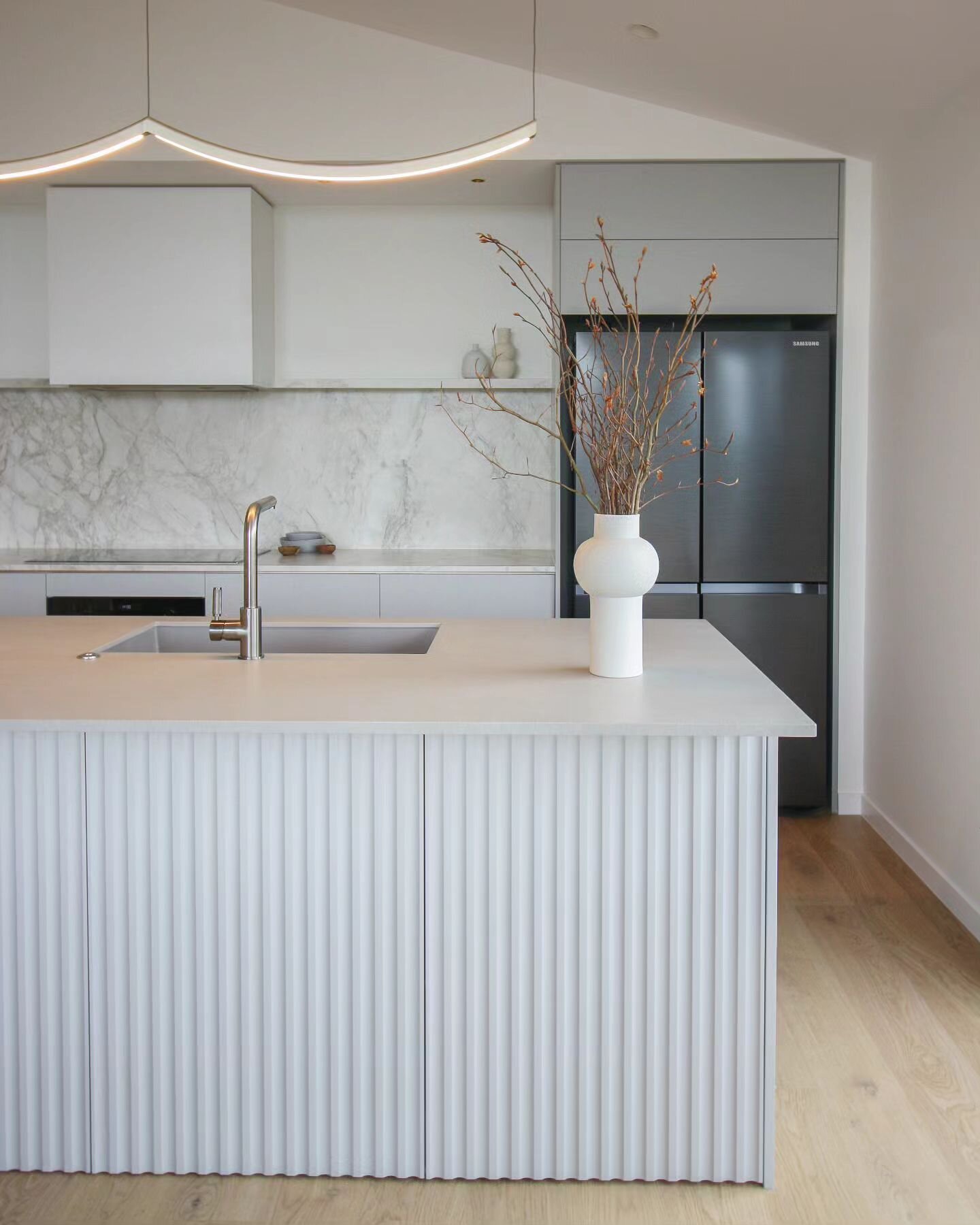 Papamoa new build development. 

So happy to feature our recent project.
The kitchen has a combination of soft grey tones and texture to balance surfaces and make impact on the space.

Construction by @collier_construction_ltd_nz 
Cabinetry by @aonek