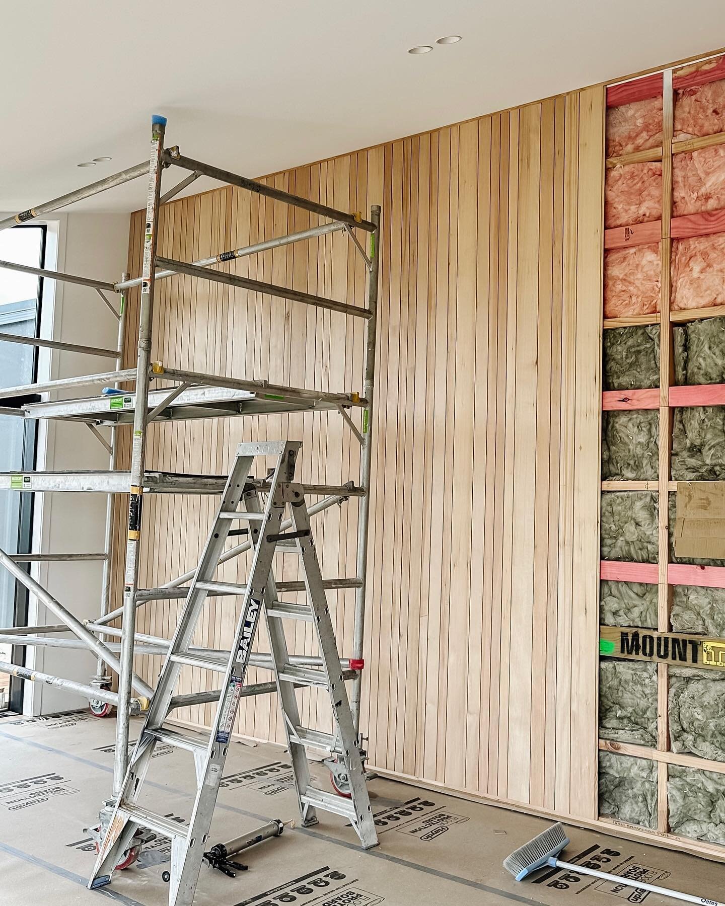 Feeling very happy with the results of @hermpac mixed panel in beautiful variations of Ashin. 
This panel plus another has been specified as feature walls throughout our Papamoa project - near completion!! 

Construction and careful layout of panels 