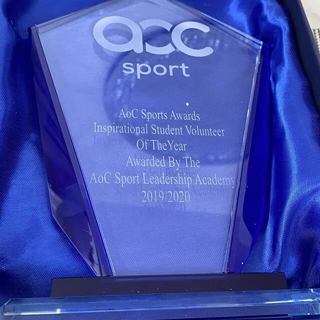 NewVIc student Yahya picking up his award for winning student volunteer of the year once again congratulations 👏👏👏 thank you to @aoc_sport for the recognition 🤜🤛 @newvic_london #onecollegeoneteam #aocsport #volunteer