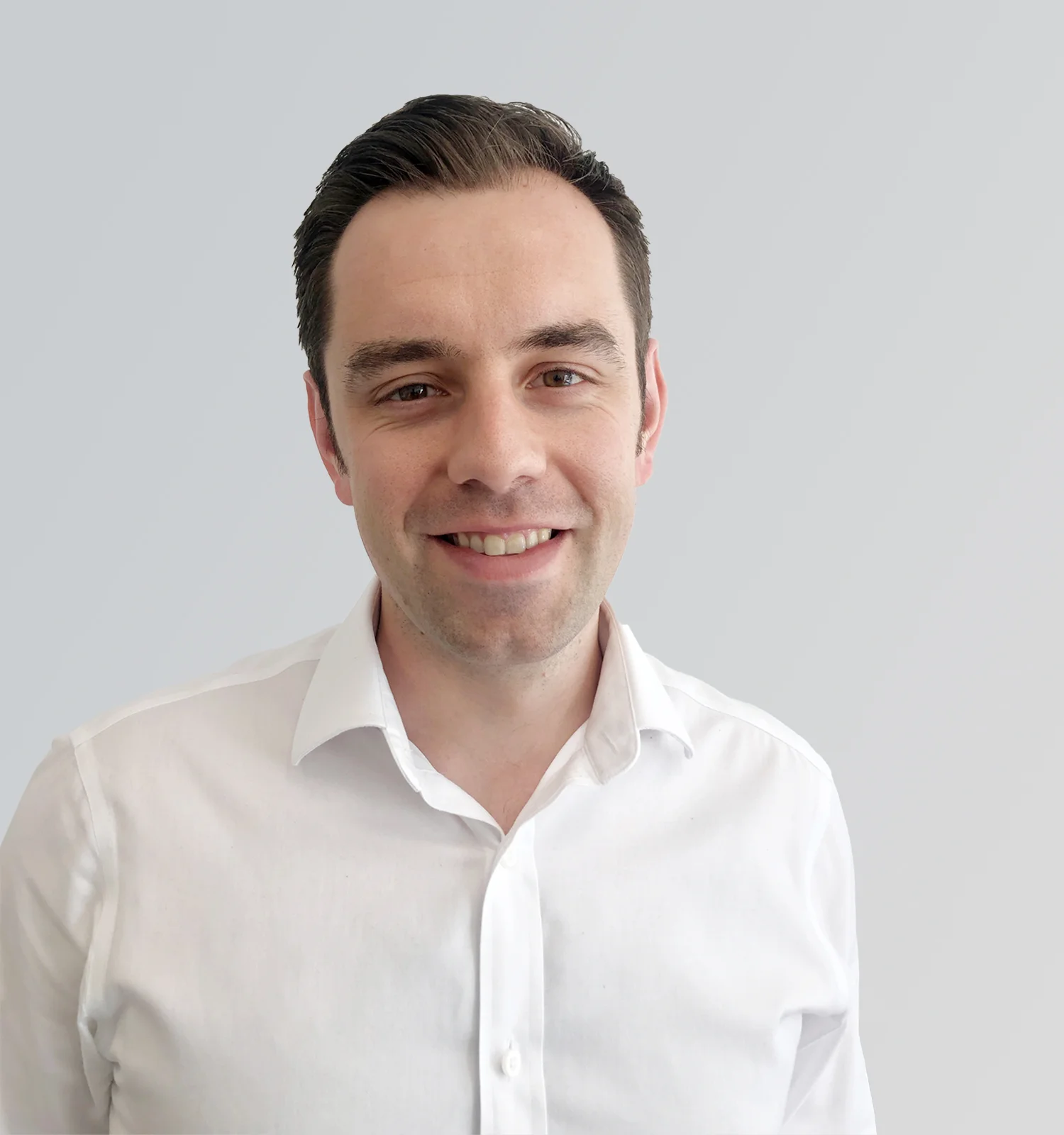 Sean Hennelly COO Sean was previously Managing Director of Kopin Software, delivering software solutions for enterprise and consumer products with a focus on the wearable technology space. Sean has a background in running software teams and is a qualified Project Manager. He has delivered solutions to customers worldwide, including EMEA, US and Asia.