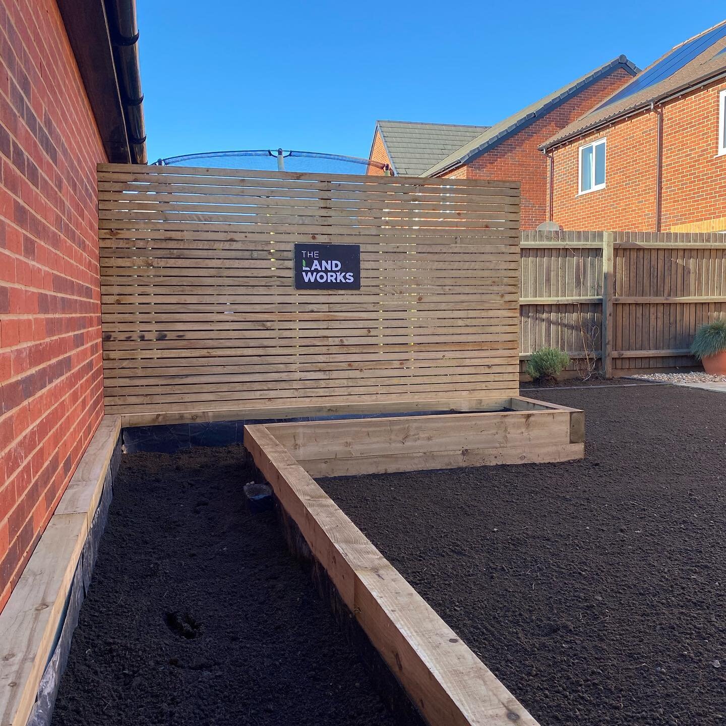 Our lastest waterbeach job finished this week. Big L-shaped raised beds - contemporary screening - patio extension - charcoal edgings - stones - 7ton of top soil ⚒ looking forward to seeing it planted up and seeded 🌱 #thelandworks #waterbeach #lands