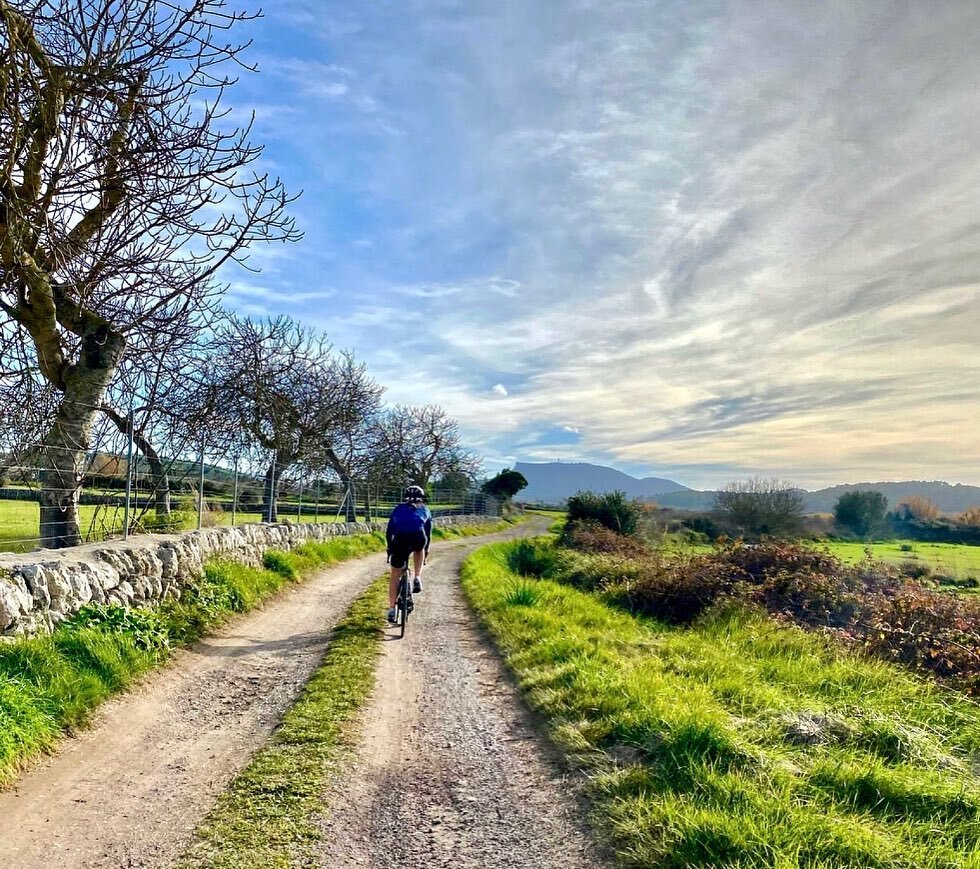 Woke up feeling brighter about the future today... and not just because it was warm enough for bare legs in January!  #newpresident  #barelegs #guiri #mallorcagravel #bumpyroadahead #womenscycling #mallorcacycling 📸: @wheelingalieg