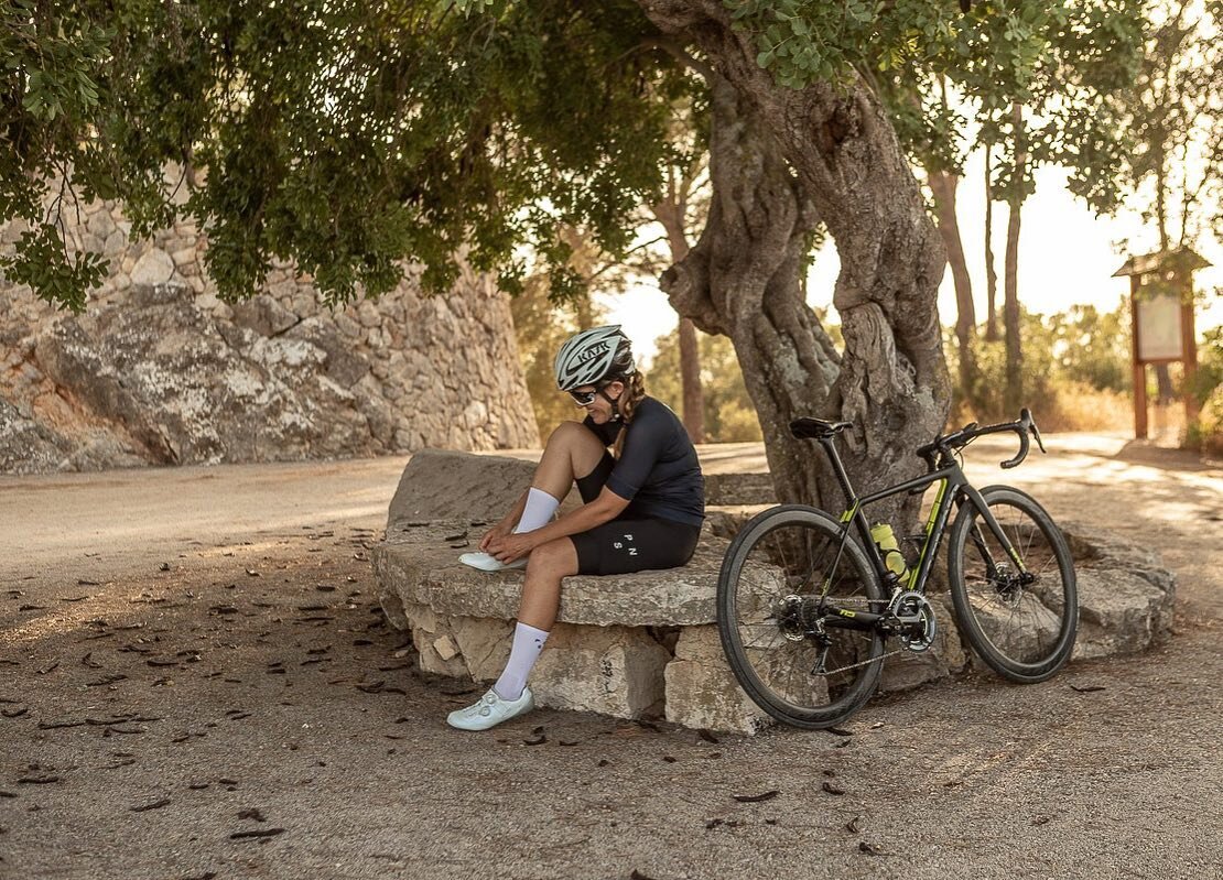 Ready for the weekend.  You?
📸 @alexamengual
 #putonmyshoes  #readyfortheweekend #womenscycling #mallorcacycling #vengavenga