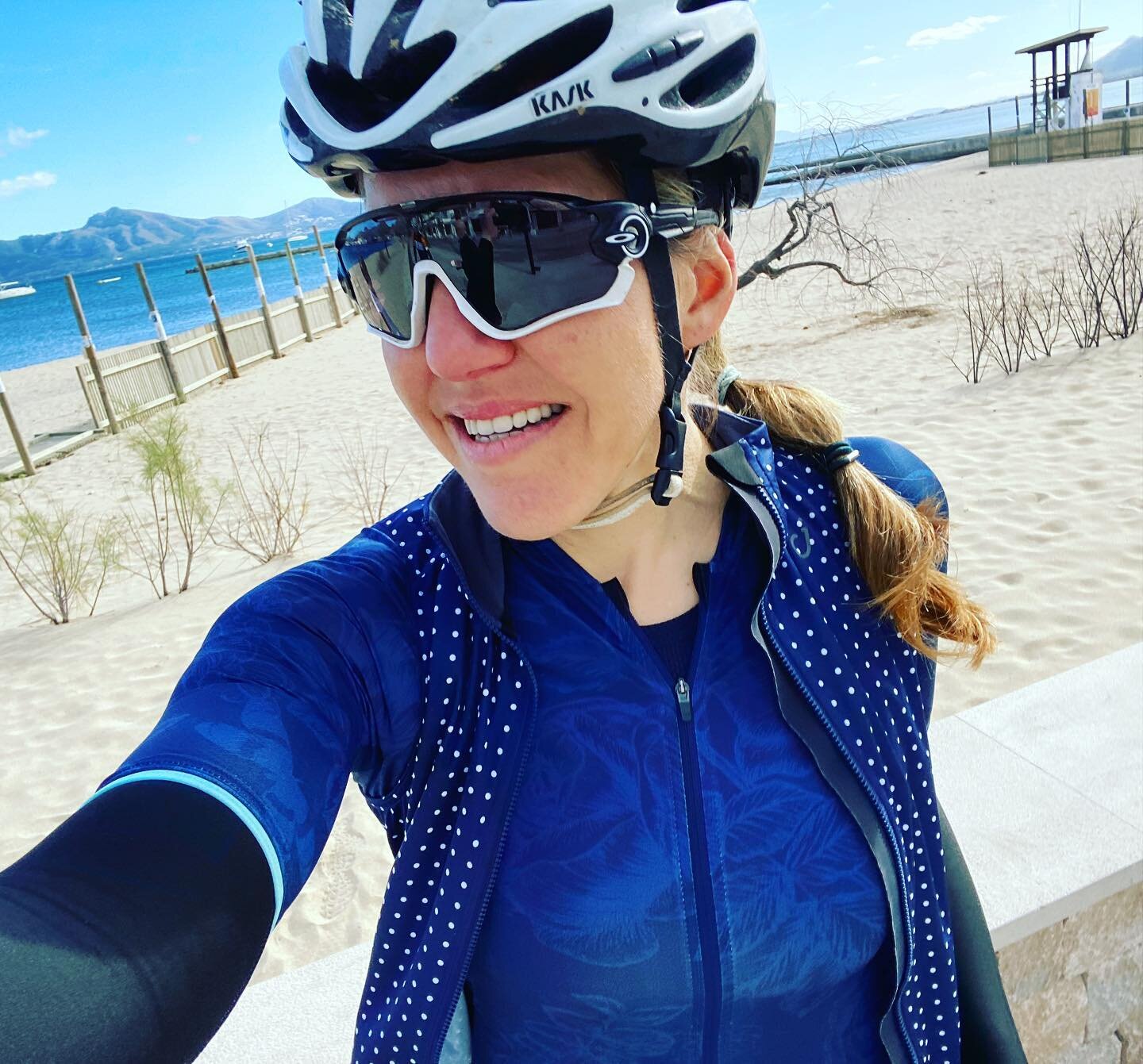 February Blues has a whole different meaning here in Mallorca #stillpinchmyself #chaseyourdreams #mallorcablues #februaryblues #mallorcacycling #velocioapparel #womenscycling #vengavenga