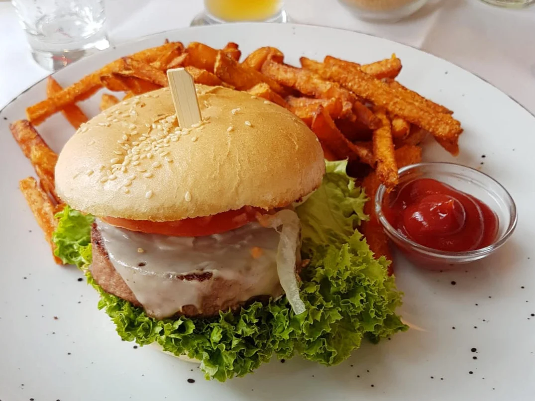 beyond-meat-burger-v-bandits-hallo-ludwigsburg-veggie-vegan-restauranttipp-essengehen-fleischlos-satt-in-der-stadt.jpg