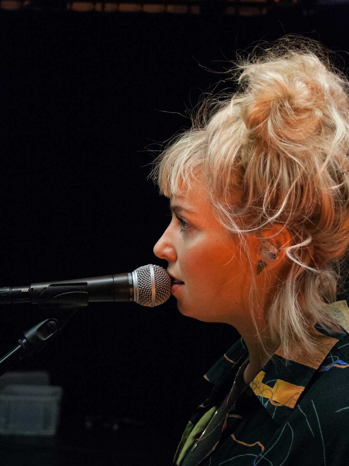 aentique-indie-pop-singer-songwriter-konzert-ludwigsburg-stuttgart-band-saengerin-keyboard-stage-piano-portraet-closeup-anna-koesler.jpg