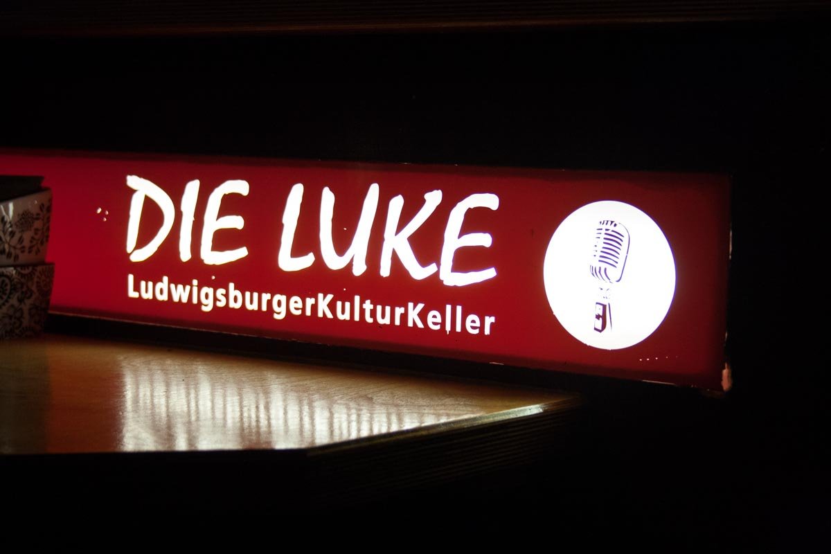 die-luke-ludwigsburger-kultur-keller-beleuchtetes-schild.jpg