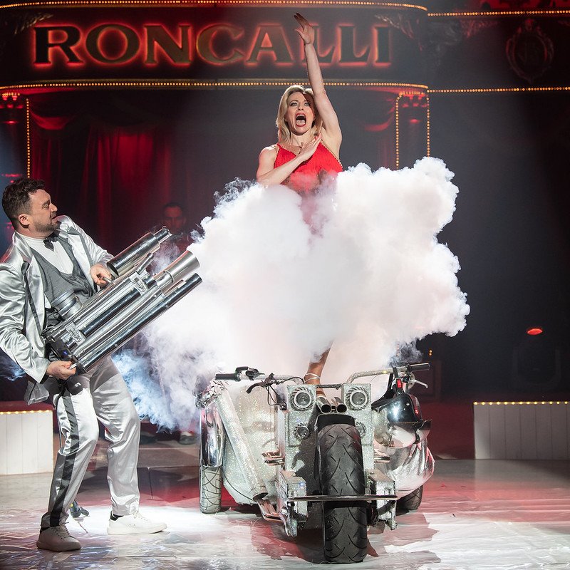 roncalli-motorrad-show-zirkus-manege.jpg