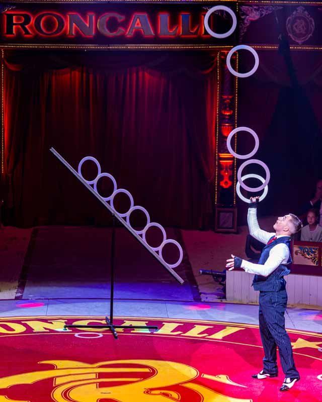 roncalli-zirkus-ludwigsburg-jongleur.jpg