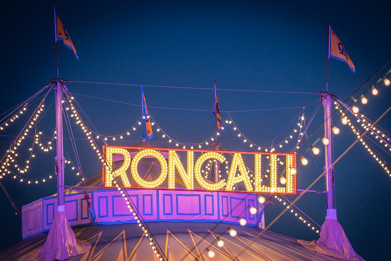 roncalli-zirkuszelt-beleuchtung-schild.jpg