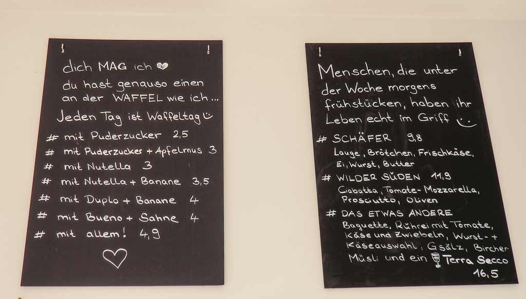 markgroeningen-die-andere-kaffeebar-fruehstuckskarte-tafel-an-wand.jpg