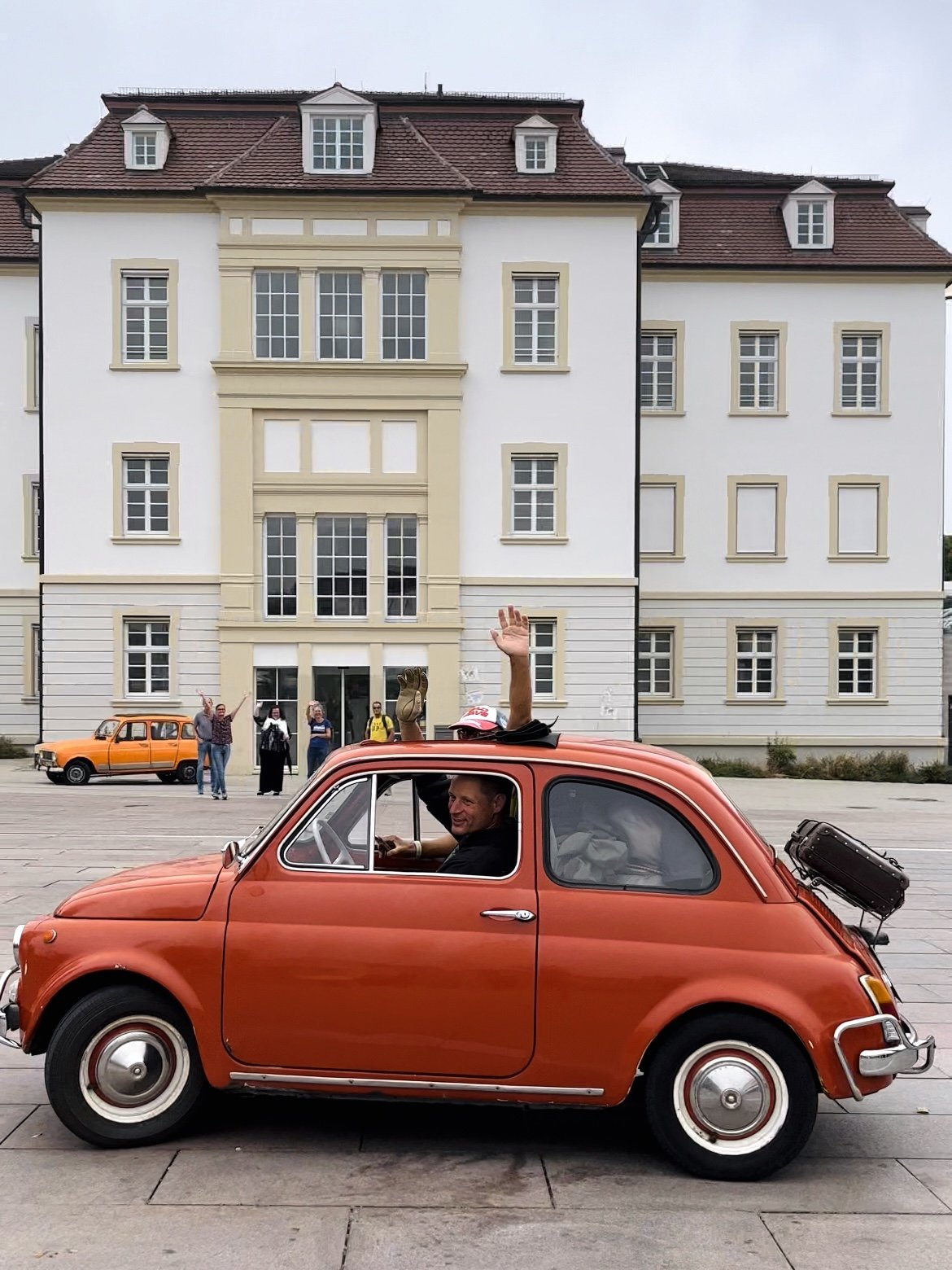 Vollgepackt rollt der Fiat 500 vom Rathaushof