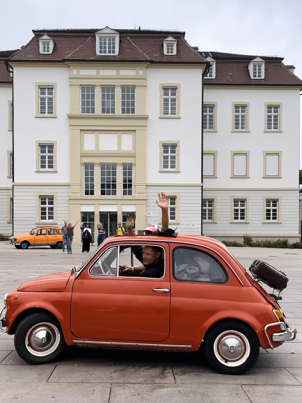 Fünf Länder, fünf Seen, zwei Freunde und ein Fiat 500 Oldtimer — Hallo  Ludwigsburg