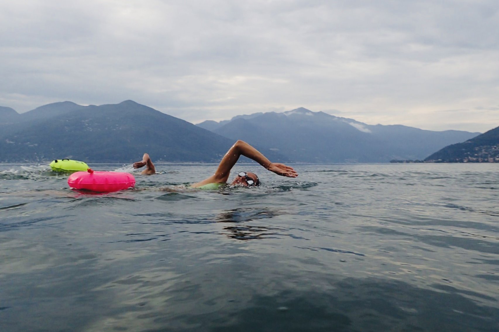 schwimmen-mit-boje-sicherheit-sichtbarkeit-auftrieb-bei-krampf-erschoepfung-langstrecken-kraulen-badeorte-lago-maggiore.jpg
