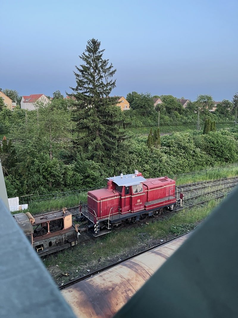 rangierbahnhof-kornwestheim-alte-lok-rot-steht-auf-gleisen-min.jpg