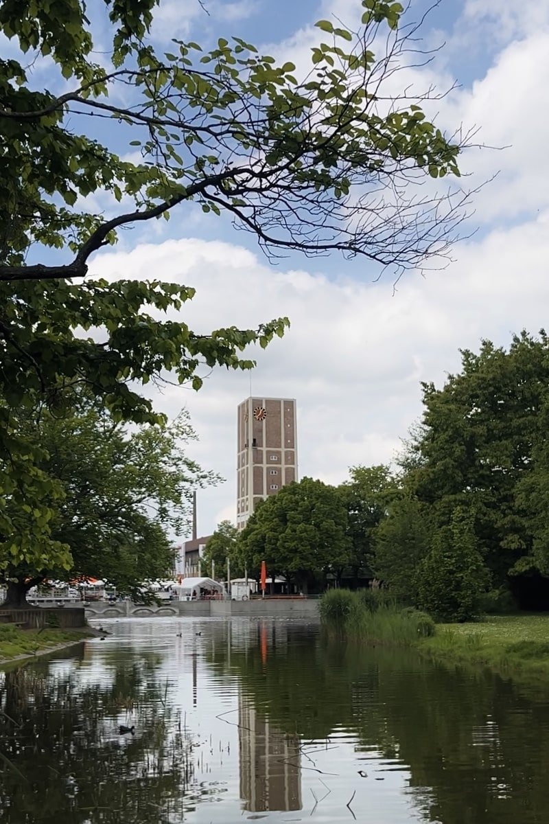 rathaus-kornwestheim-turm-architektur-spiegelung-im-wasser-salamander-park.jpg