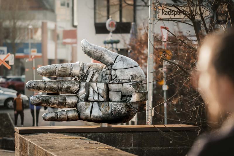 besigheim-skulpturen-pfad-grosse-hand-kunst-im-oeffentlichen-raum-citytrip-ausflugsziel-ausflugstipps-hallo-ludwigsburg-fotografie-antonio-chiok.jpg