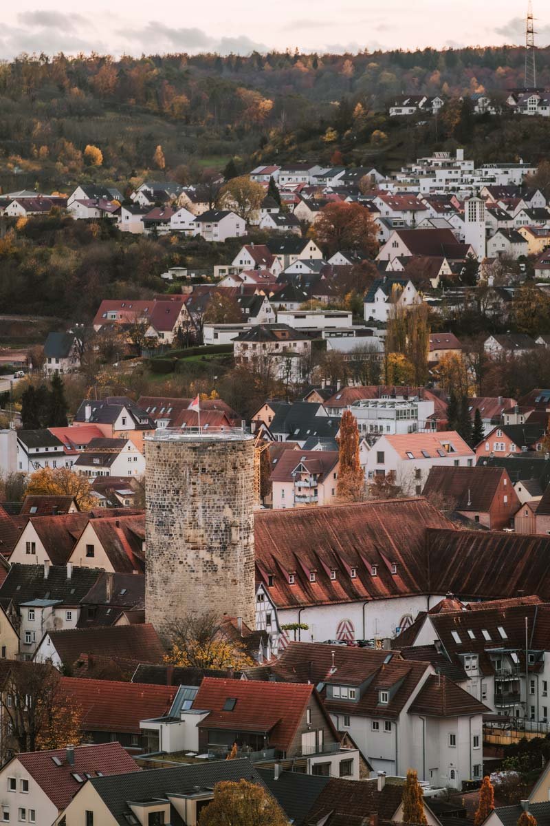 besigheim-von-oben-weinberge-altstadt-blick-auf-stauferturm-stadtmauer-fachwerk-haeuser-hallo-ludwigsburg-fotograf-antonio-chiok.jpg